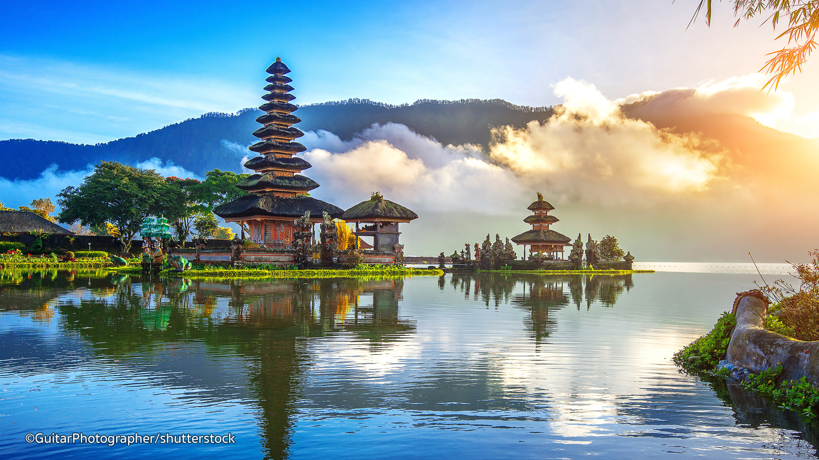 Bali temple surf indonesia surf uluwatu padang viaje trip guia waves big swell core surfing shop 