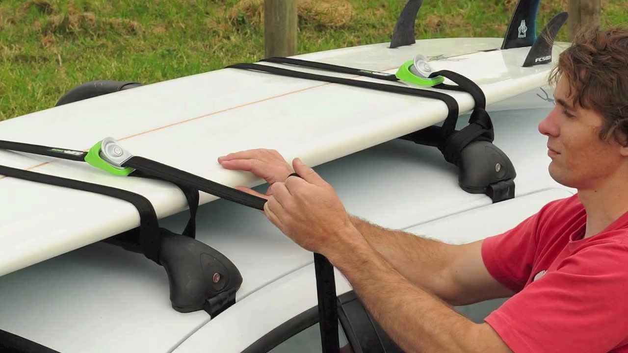 detalle de como amarrar las tablas de surf a la baca del coche