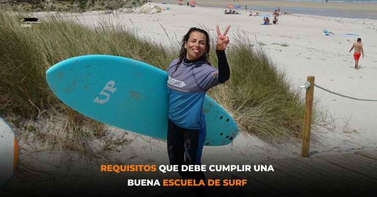 Una mujer que sostiene una tabla de surf azul muestra un signo de la paz en una playa de arena con hierba alta; se ven otras personas al fondo. Texto: "REQUISITOS QUE DEBE CUMPLIR UNA BUENA ESCUELA DE SURF."