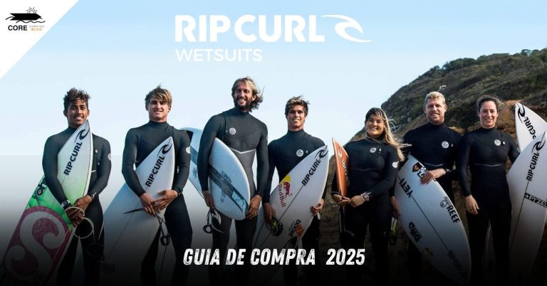Una persona que lleva un traje de neopreno Rip Curl negro extiende los brazos sobre un fondo de olas blancas y negras. Texto: "CORE Surfing Blog, RIP CURL WETSUITS GUIA DE COMPRA 2024.”