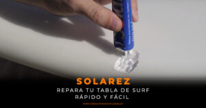 Una mano exprimiendo Solarez de un tubo sobre una tabla de surf, reparándola. Texto: "SOLAREZ REPARA TU TABLA DE SURF RÁPIDO Y FÁCIL blog.coresurfingshop.com."