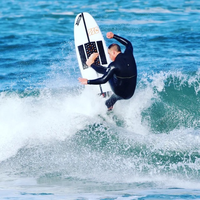 Luis Otero el Heavy surfeando en a mariña con el rip curl e bomb 