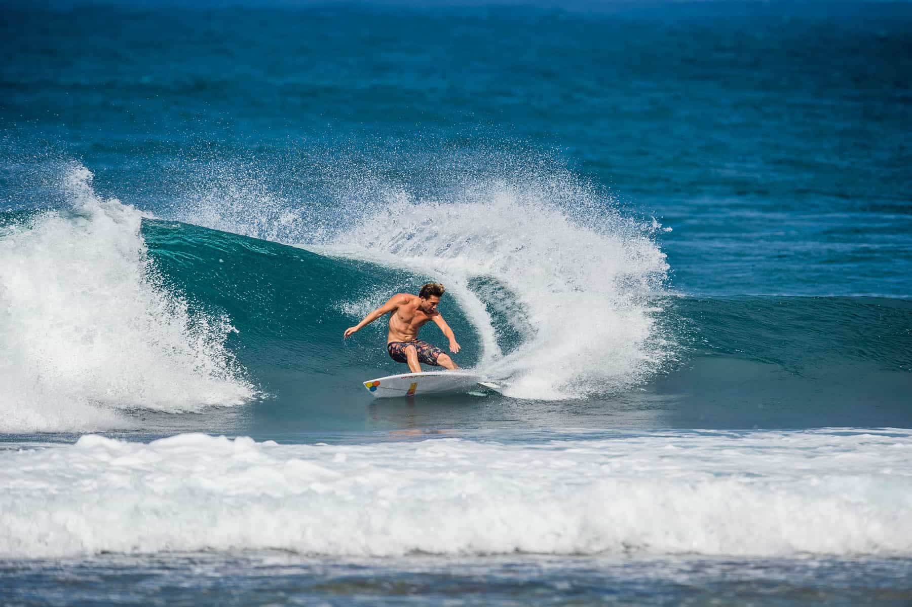 Power surfing con una tabla de sirf channel island cola fish.