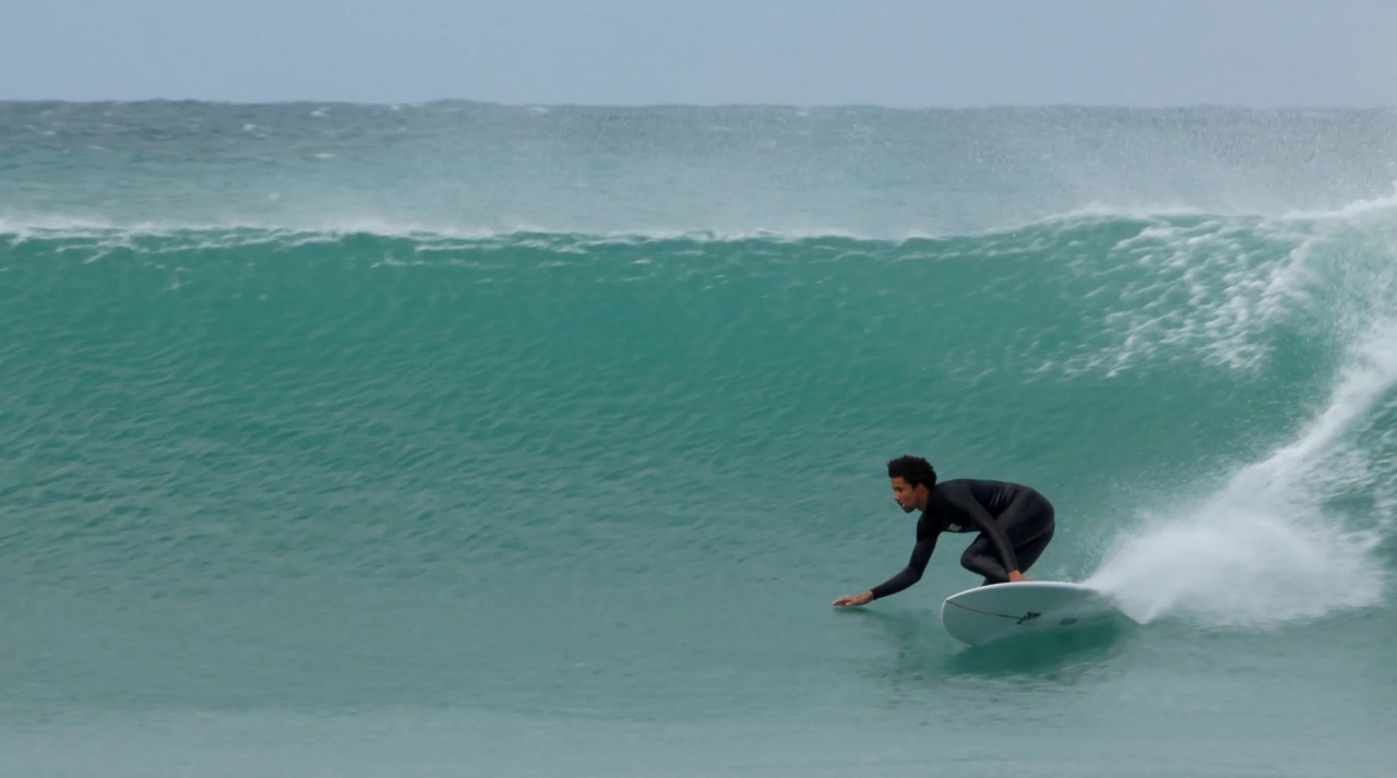 Mikey February surfeando con el mid length ci mid