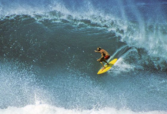 Ian Crane. Sunset Beach 1975 con su tabla Lightning Bolt