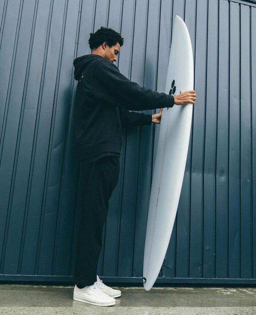 mikey february con la CI M23 de al Merrick de lado 