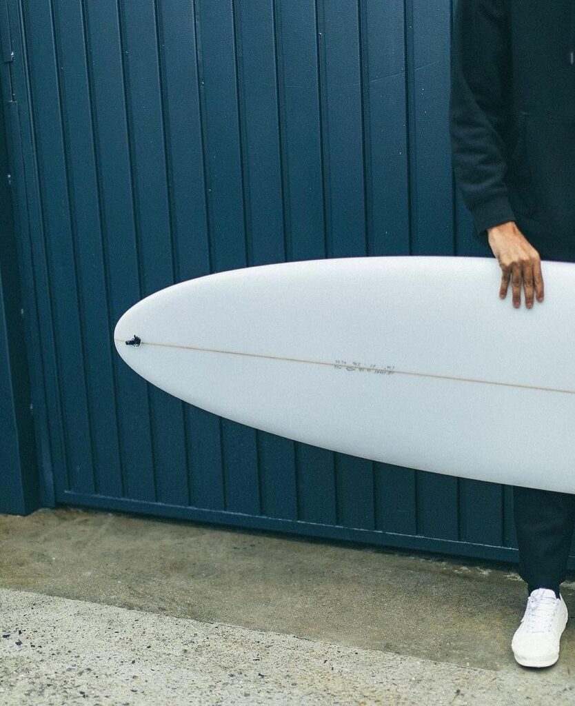 mikey february con la CI M23 de al Merrick tail de la tabla