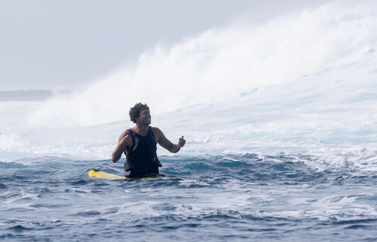 Che Slatter celebrando la mejor ola de cloudbreak