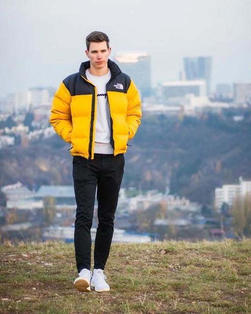 Chaqueta Retro Nuptse amarilla en la ciudad
