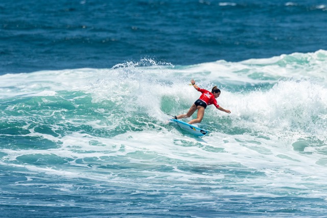 Cristina de llano rider de core surfing en el mundial de surf junior de el salvador