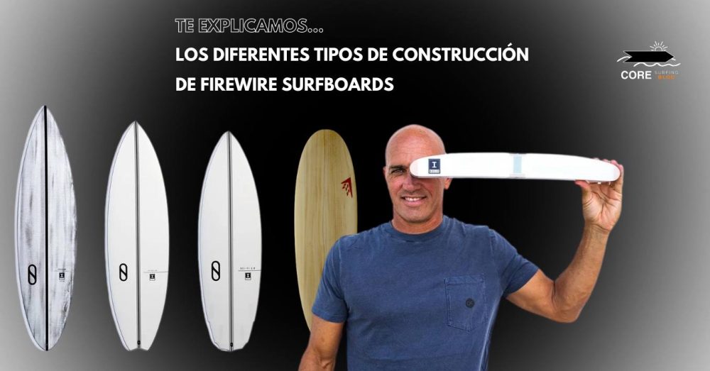 Cuatro tablas de surf LFT TIMBERTEK IBOLIC HELIUM Firewire están en posición vertical mientras un hombre sostiene una horizontalmente con una sonrisa, sobre un fondo negro degradado. Texto: "TE EXPLICAMOS... LOS DIFERENTES TIPOS DE CONSTRUCCIÓN DE FIREWIRE SURFBOARDS"