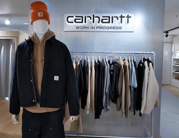tienda de ropa Carhartt WIP con un gorro y un chaqueta Carhartt