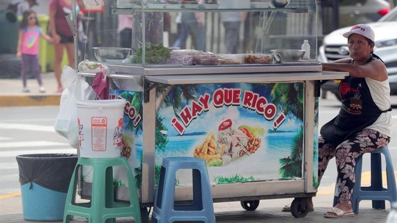 Puesto callejero de comida en Perú