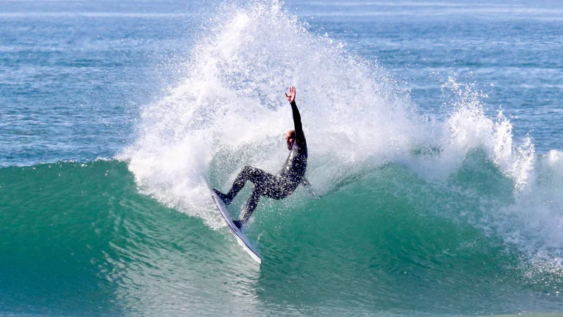 Taylor Jensen Layback con la TJ Twinzer de Firiwire Surfboards