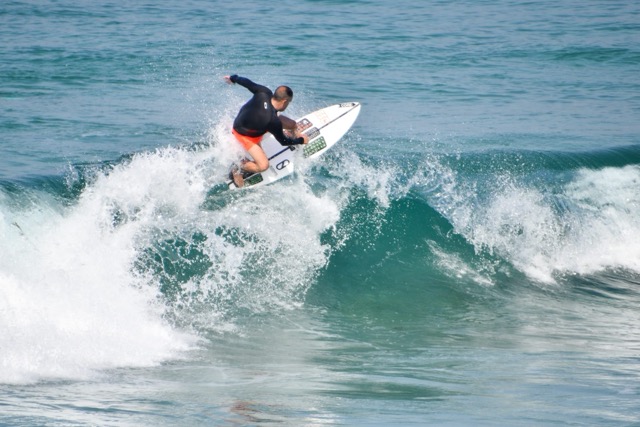 Floater de Luis Otero El Heavy, surfeando en A Mariña durante el verano