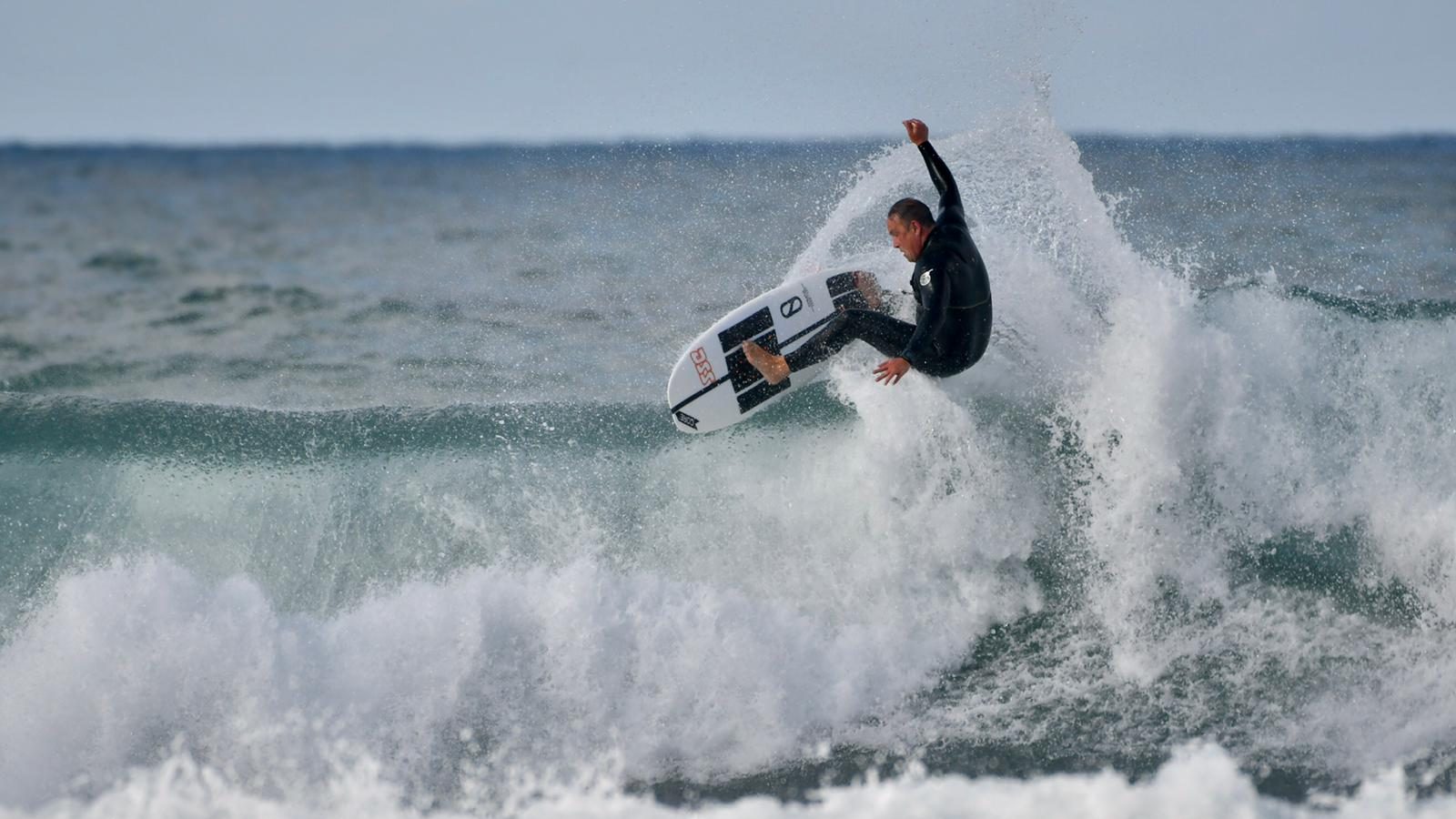 Luis Otero surfeando en A Mariña