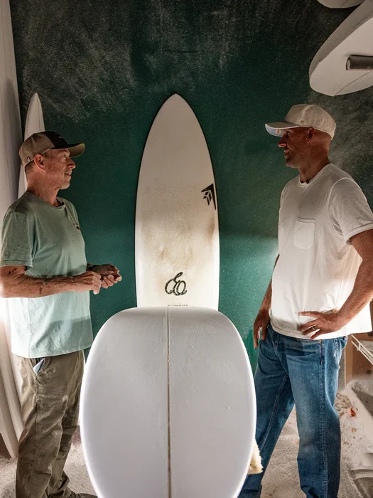 Stu Kenson y Taylor Jensen charlando a cerca de la tabla de surf tj Twinzer 