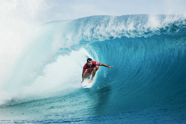 Julian Wilson surf en Teahupoo, tahiti