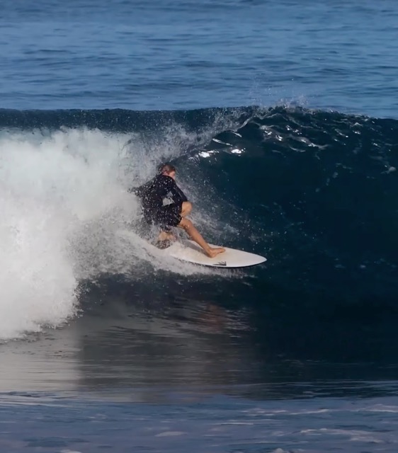 Nick Marshall haciendo un layback en el tubo con la tabla de surf de Rob Machado Groove.