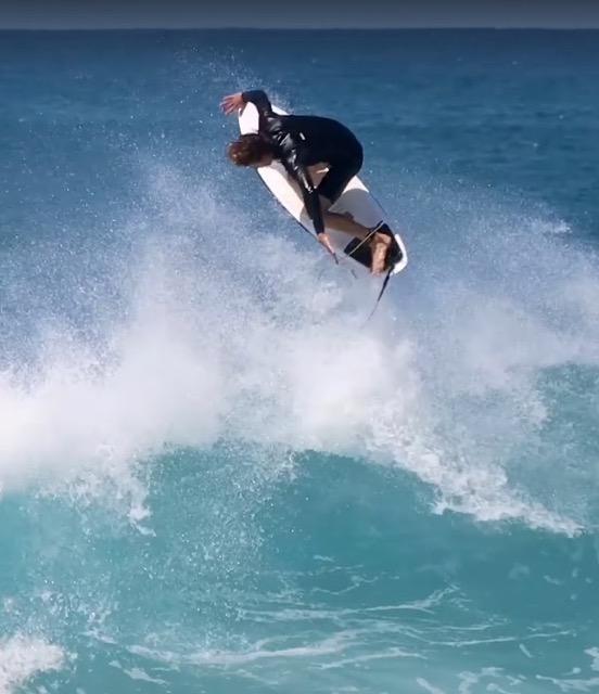 Nick Marshall surfeando con la tabla de surf de Rob Machado Groove.