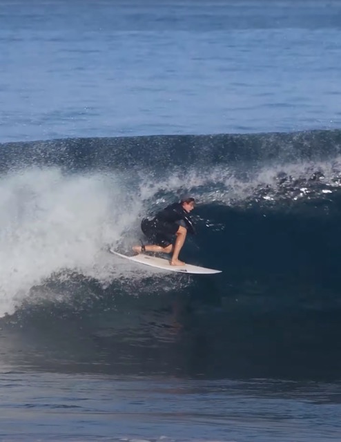 Nick Marshall en el tubo con la tabla de surf de Rob Machado Groove.