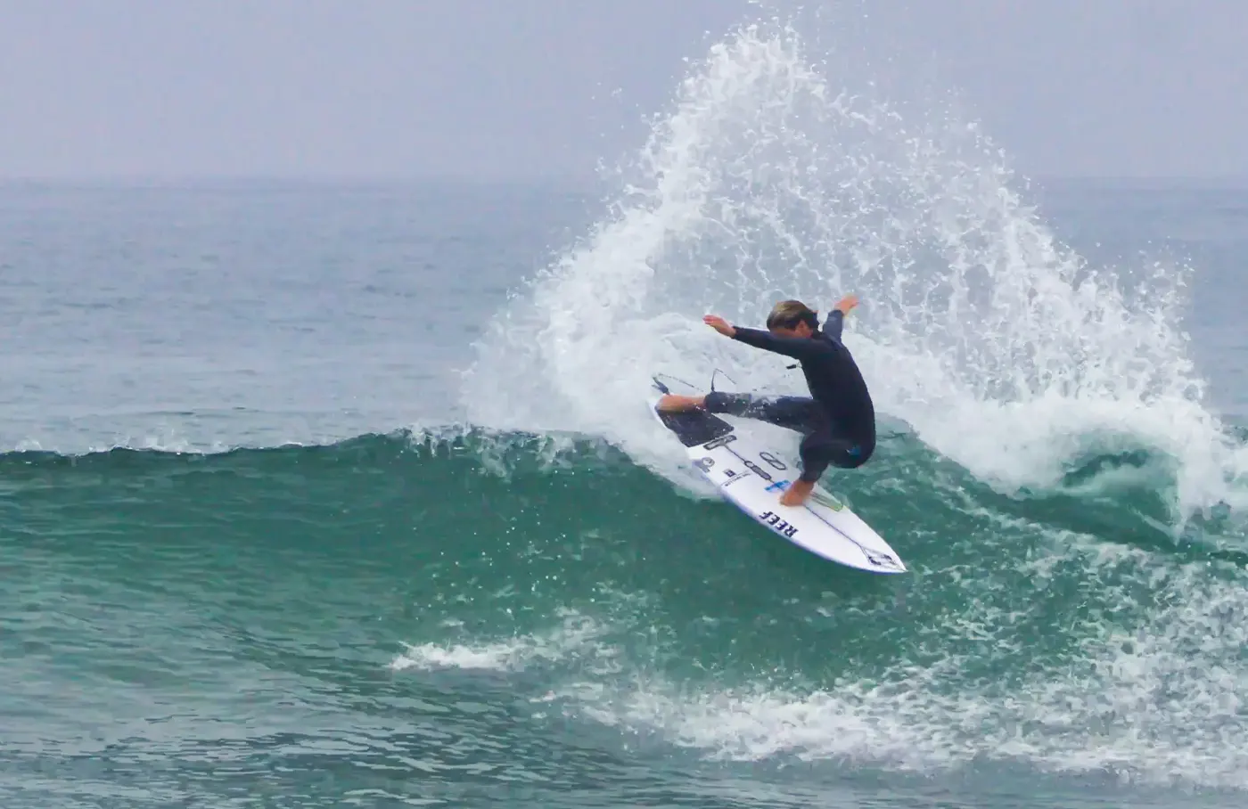 Jacson dorian surf con la FRK Swallow de Firewire Surfboards y Slater Designs