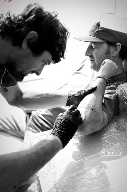 Gony Zubizarrreta haciendo un tatuaje a su amigo Jaji Iglesias