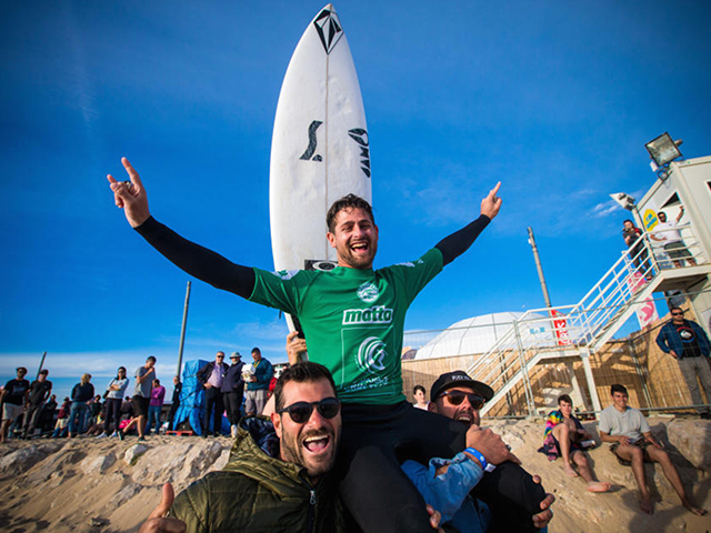Gony Zubizarreta celebrando la victoria en un campeonato de surf