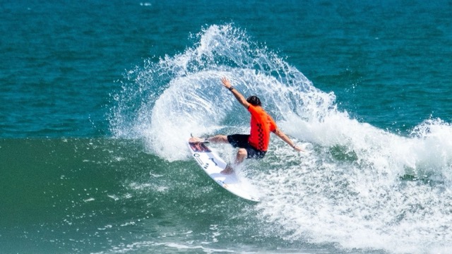 gony Zubizarreta layback durante un campeonato de surf