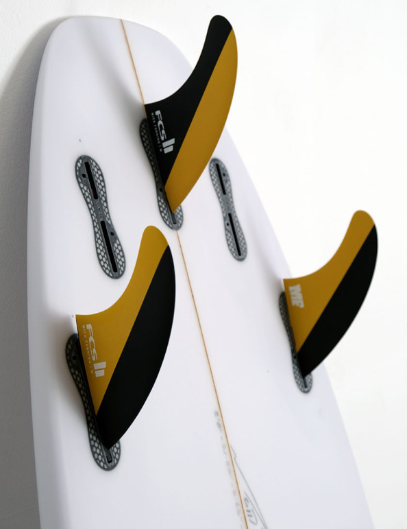 Quillas de Mick Fanning color negro y naranja sistema FCS 2
