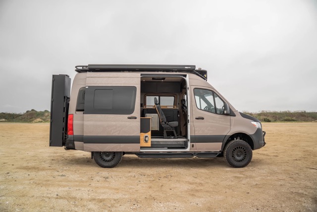Nueva camper Merceders Sprinter de Rob Machado para surfistas