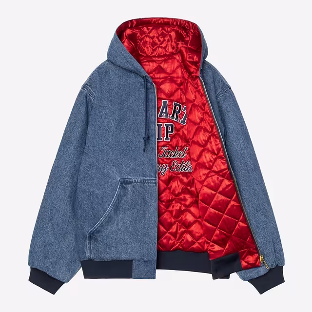 Carhartt Active Jacket 50 aniversario denim azul con forro diamond-quilted rojo — detalle etiqueta conmemorativa y bordado