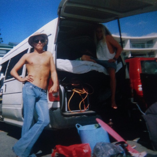 Ziggy Alberts surfista en su furgoneta camper