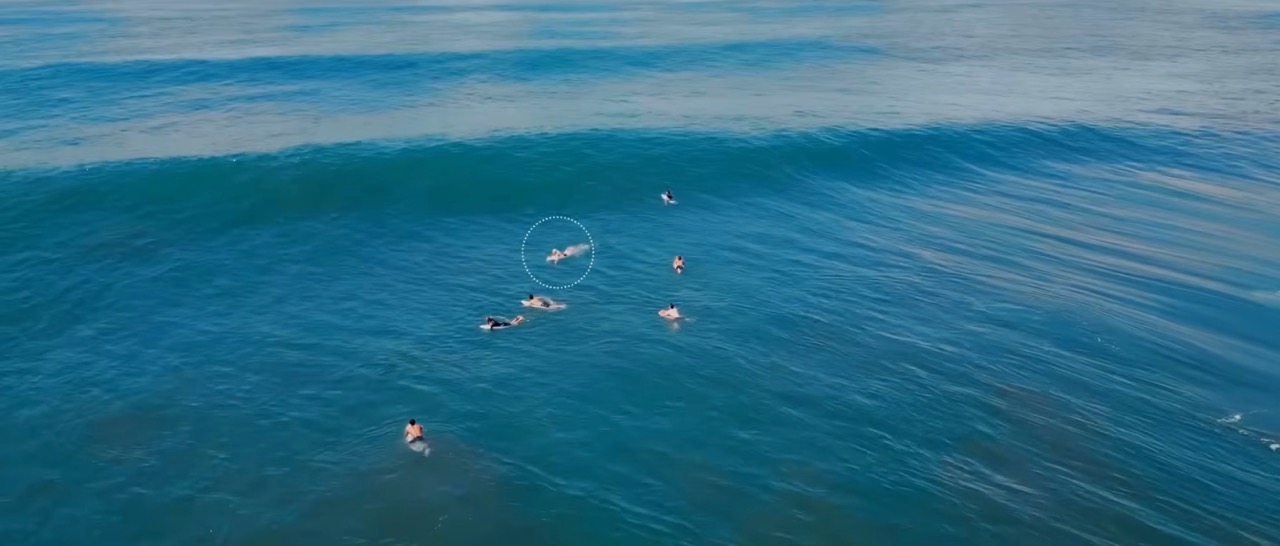 Surfistas sentados en el pico mostrando un posicionamiento más fuera para mejorar el timing