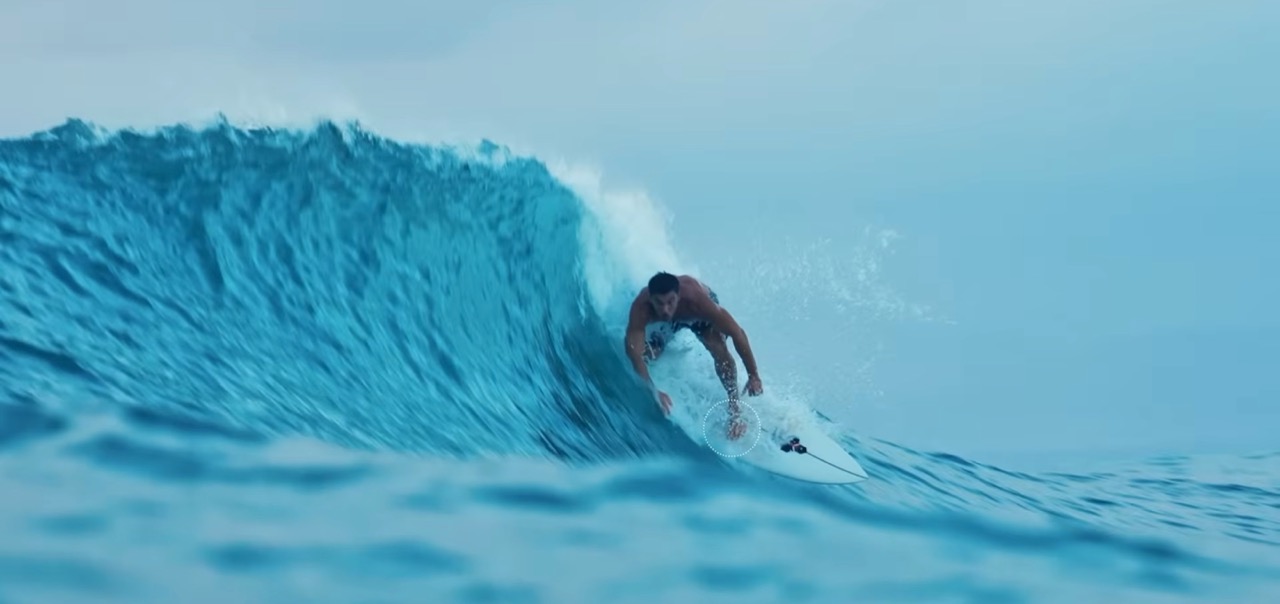 Surfista bajando la ola con el 80 por ciento del peso en el pie delantero para generar velocidad