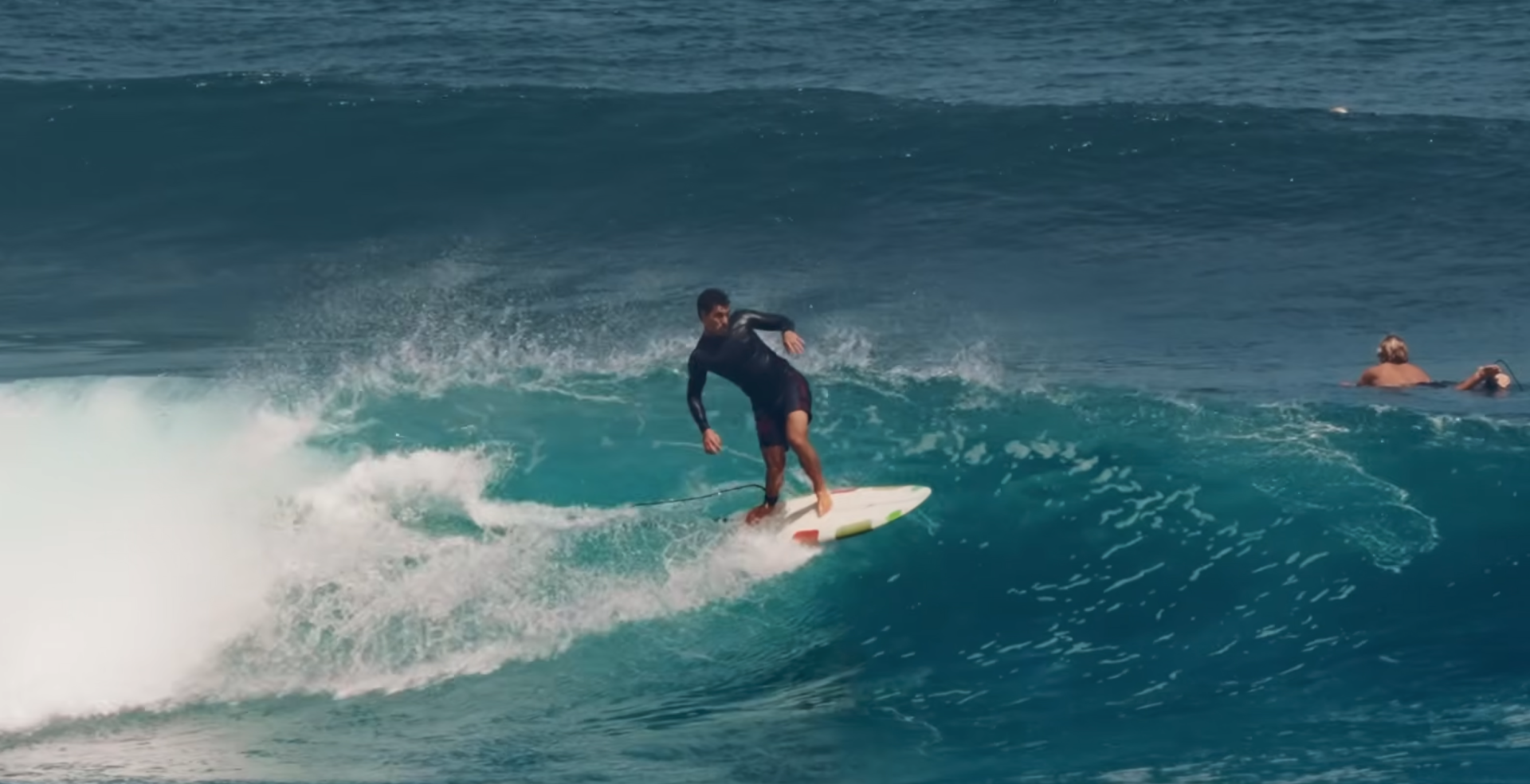 Surfista en postura base de stance con hombros y cadera alineados en la dirección de la ola