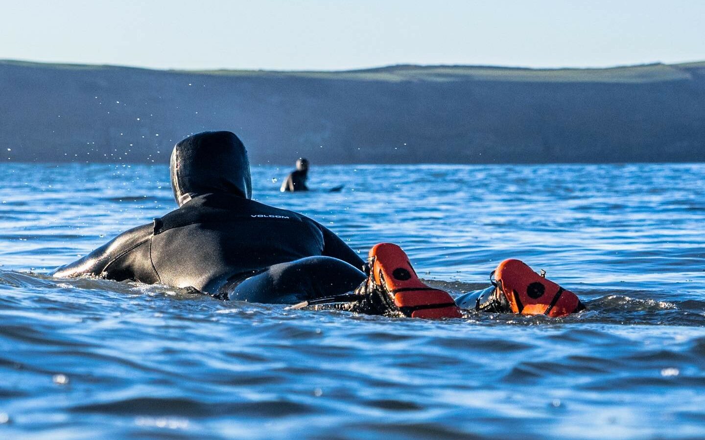 Surfista usando escarpines surf solite 5 mm