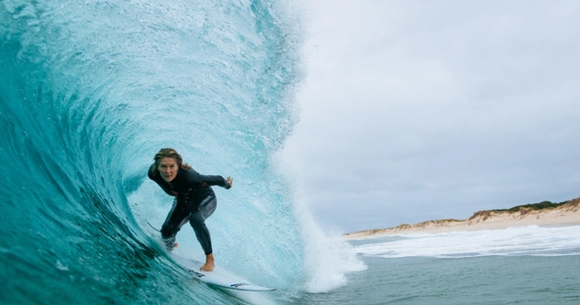 Stephanie Gilmore con neopreno Rip Curl Dawn Patrol 2026 en ola de invierno