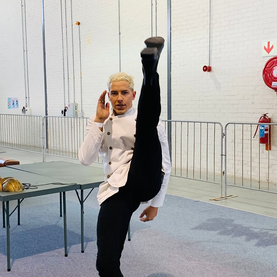 Taz Skylar como Sanji realizando patada en One Piece live action