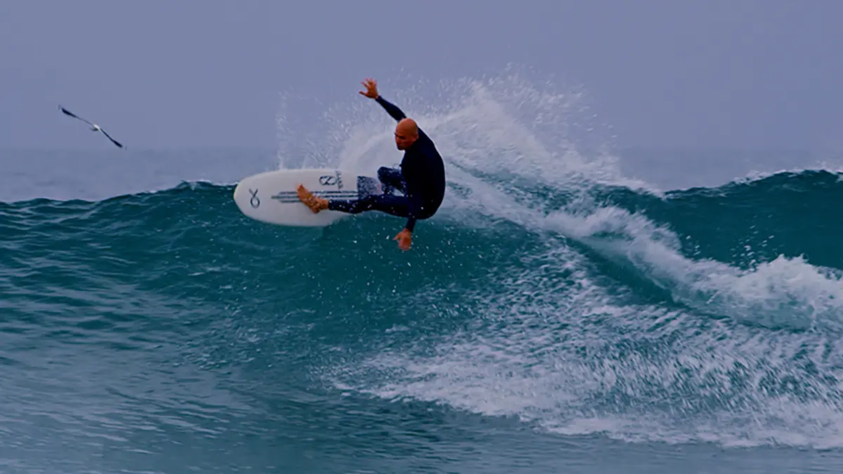 kelly slater surfeando firewire mindcraft olas pequeñas