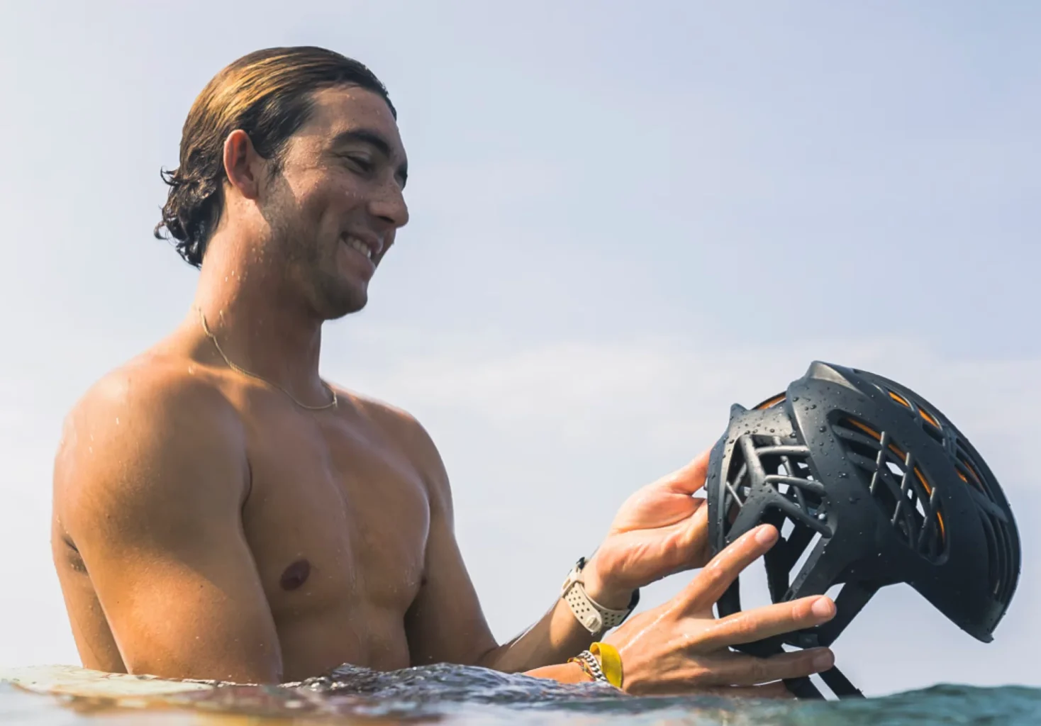 Griffin Colapinto surfista profesional usando casco Oakley WTR Icon en Pipeline