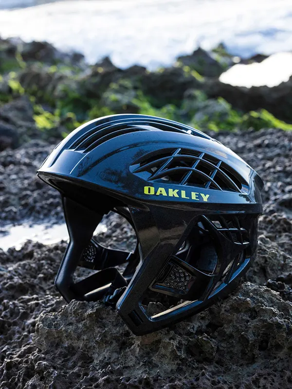 Casco surf Oakley WTR Icon vista lateral negro mate protección oídos desmontable