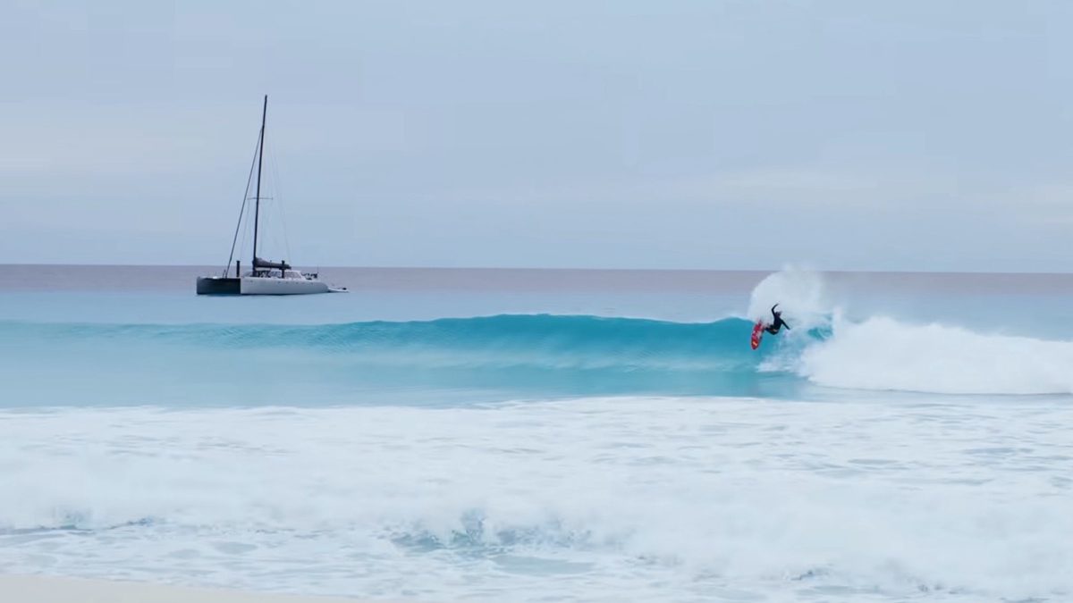 John John Florence surfeando en el Caribe