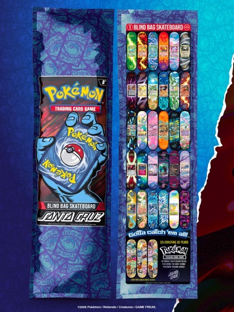 Parte delantera y trasera de la bolsa blind bag Santa Cruz x Pokémon TCG: delante la Screaming Hand con una carta Pokémon y detrás la lista de las 30 tablas y las 3 Gold Chase