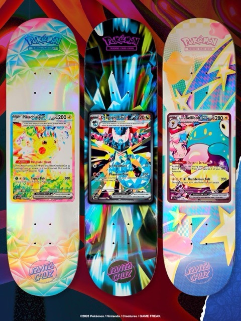 Tablas Santa Cruz x Pokémon TCG de Pikachu ex con facetas de cristal iridiscentes, Dragapult ex con cristales azul neón e Iono's Bellibolt ex con estrellas sobre fondo pastel