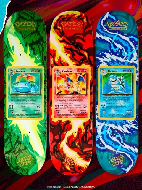Tablas Santa Cruz x Pokémon TCG de Venusaur, Charizard y Blastoise del Base Set, rodeadas de hojas verdes, llamas rojas y remolinos de agua azul