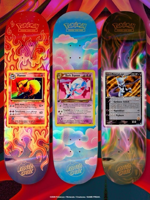 Tablas Santa Cruz x Pokémon TCG de Flareon entre llamas, Dark Espeon sobre nubes rosas y Rocket's Mewtwo ex con rayos de energía psíquica morados