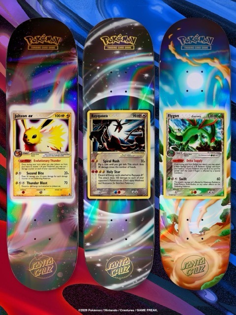 Tablas Santa Cruz x Pokémon TCG de Jolteon ex con halo de luz, Rayquaza Gold Star en un remolino galáctico y Flygon Delta Species en un paisaje desértico
