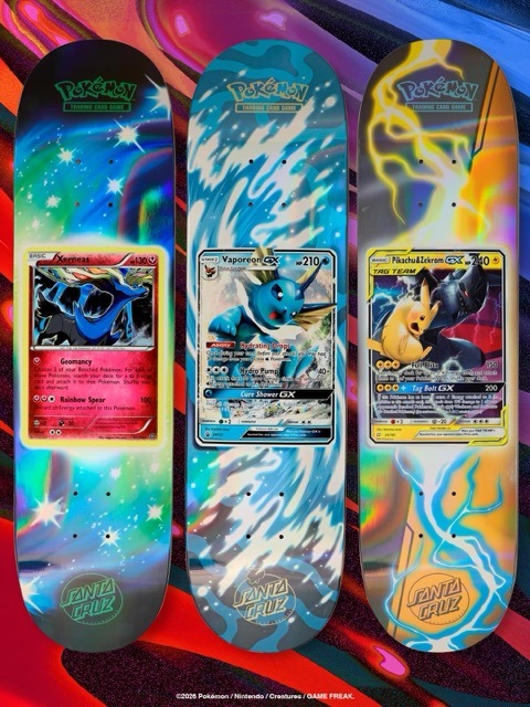 Tablas Santa Cruz x Pokémon TCG de Xerneas sobre fondo galáctico, Vaporeon GX entre olas turquesa y Pikachu y Zekrom GX entre relámpagos