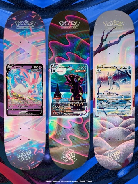 Tablas Santa Cruz x Pokémon TCG de Sylveon V con lazos rosas, Umbreon VMAX con ondas de neón rosa sobre negro y Glaceon VSTAR en un paisaje nevado
